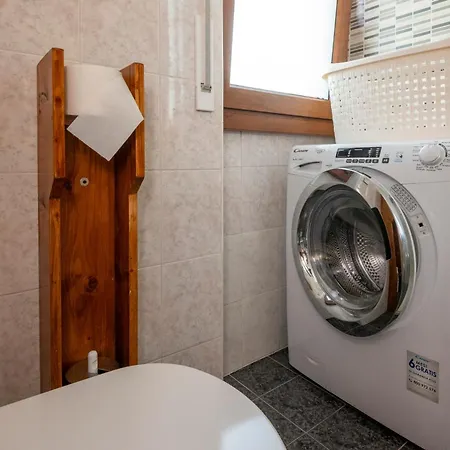 Casa Lilla - Lakeview Large With Garden Above 아파트