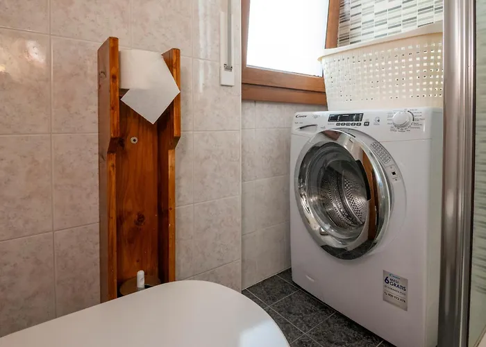 Casa Lilla - Lakeview Large With Garden Above 아파트